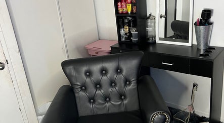 Luxurious salon chair at Kluvv_hairbar in Toronto, Ontario, CA with sleek styling station.