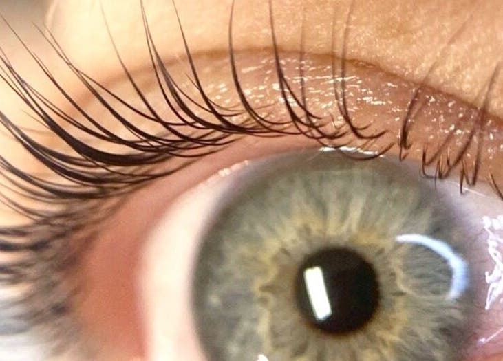 Close-up of vibrant eyelashes highlighting lash treatments at LindaR Beauty, Rīga, LV.