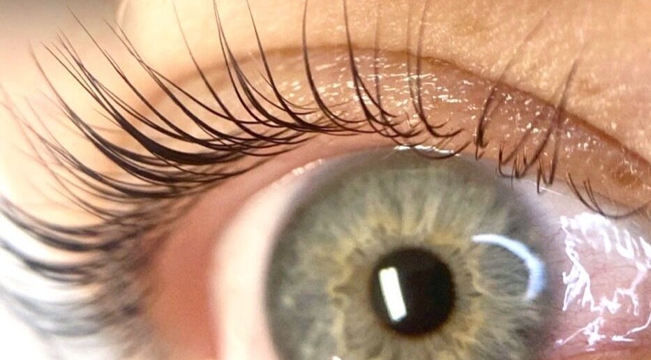 Close-up of vibrant eyelashes highlighting lash treatments at LindaR Beauty, Rīga, LV.