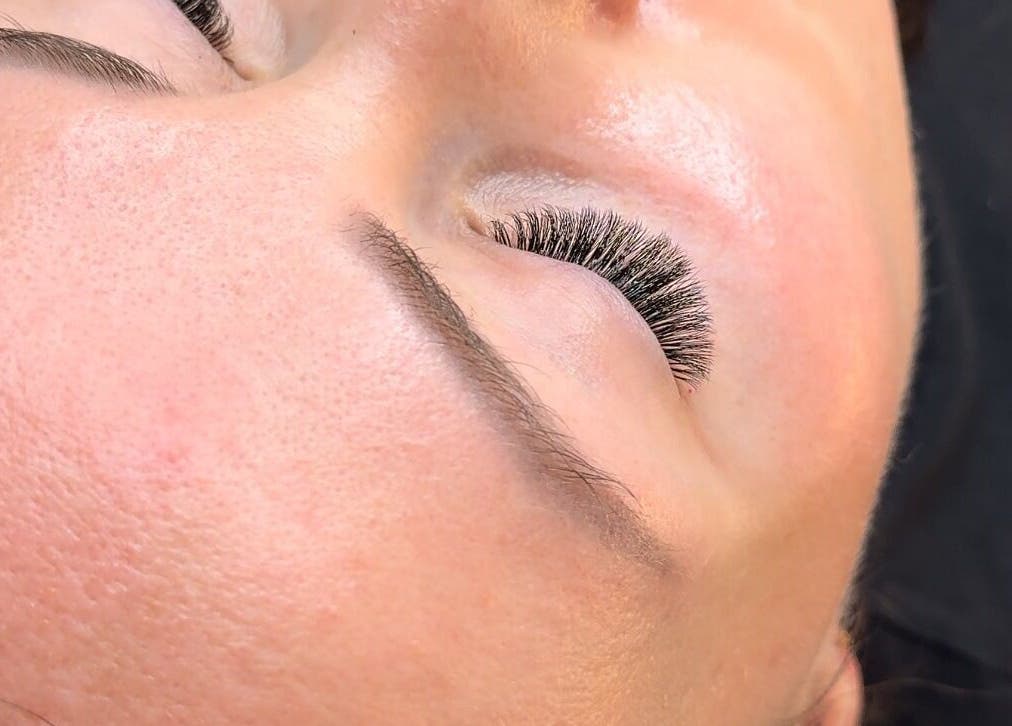 Close-up of expertly styled lashes at LindaR Beauty, Rīga, LV, showcasing precision and comfort.