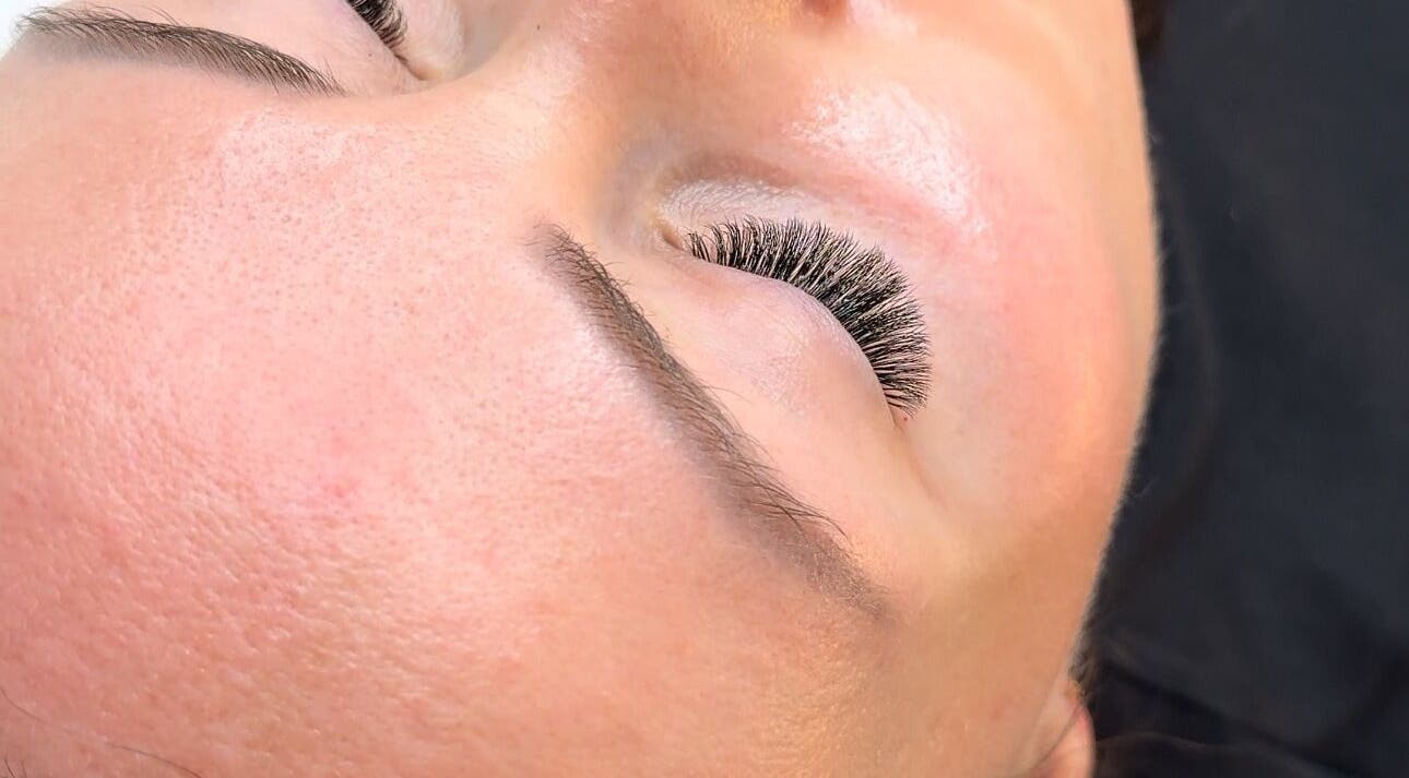 Close-up of expertly styled lashes at LindaR Beauty, Rīga, LV, showcasing precision and comfort.