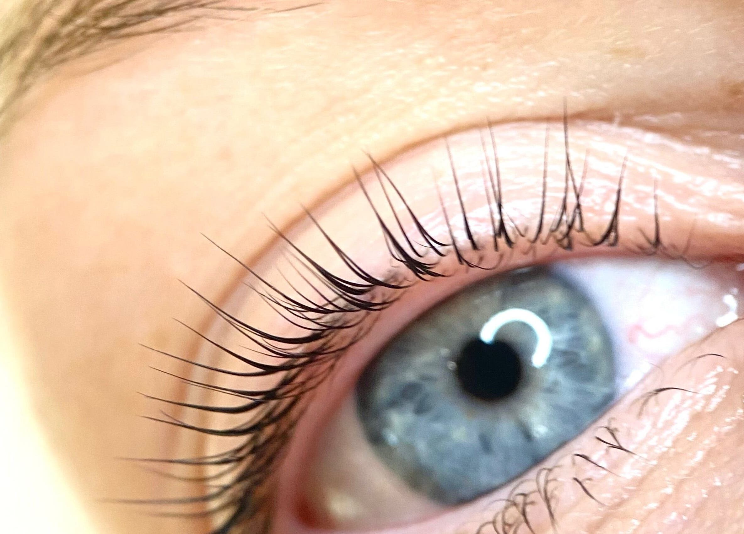 Close-up of styled eyelashes at LindaR Beauty, Rīga, LV, showcasing stunning lash treatment.