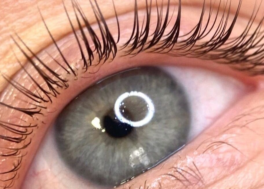 Close-up of expertly curled lashes at LindaR Beauty, Rīga, LV, enhancing eye beauty and detail.