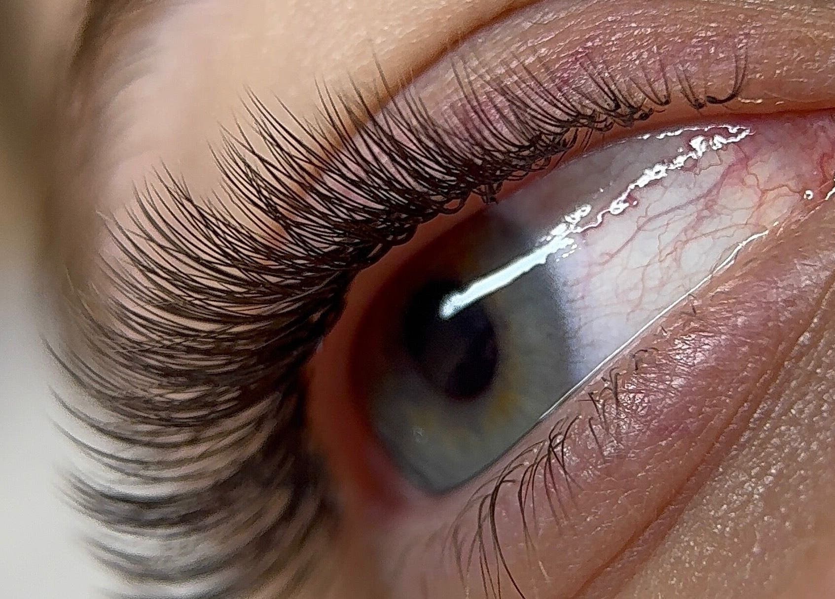 Close-up of eyelash extension at LindaR Beauty in Rīga, LV, showcasing detailed lash work.