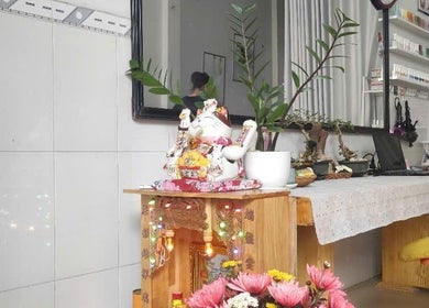 Tranquil corner at Oi Nha Trang Spa, featuring a lucky cat and decor in Nha Trang, Khánh Hòa, VN.