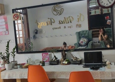 Interior of Oi Nha Trang Spa in Nha Trang, Khánh Hòa, VN with mirror reflection and cozy seating.