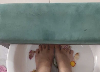 Foot soak at Oi Nha Trang Spa, Nha Trang, Khánh Hòa, VN, promoting relaxation with rose petals.