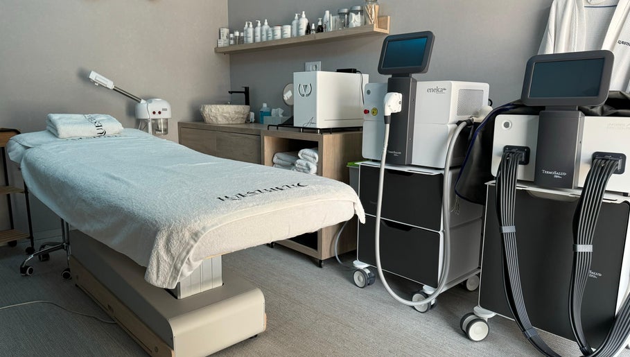 Sala de tratamiento en Malena Estética Barcelona, equipada con tecnología moderna en Barcelona, Catalunya, ES.