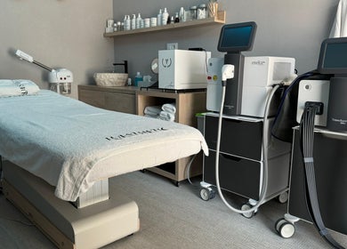 Sala de tratamiento en Malena Estética Barcelona, equipada con tecnología moderna en Barcelona, Catalunya, ES.