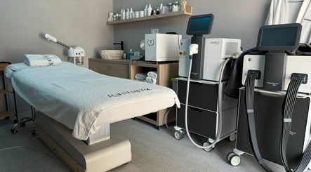 Sala de tratamiento en Malena Estética Barcelona, equipada con tecnología moderna en Barcelona, Catalunya, ES.