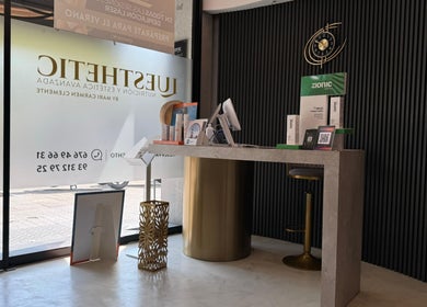 Recepción de Malena Estética Barcelona en Barcelona, Catalunya, ES, con decoración moderna y minimalista.
