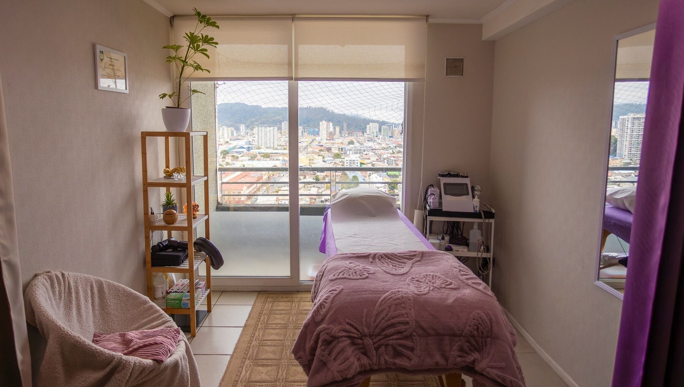 Sala de masajes en Sanando con Las Manos, Concepción, Bío Bío, CL con vistas panorámicas de la ciudad.