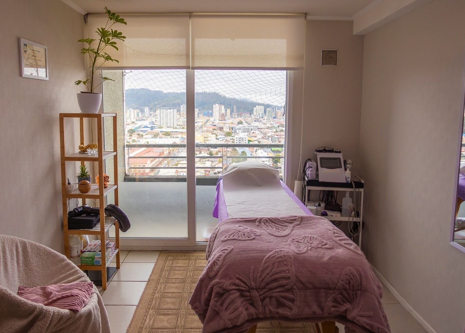 Sala de masajes en Sanando con Las Manos, Concepción, Bío Bío, CL con vistas panorámicas de la ciudad.