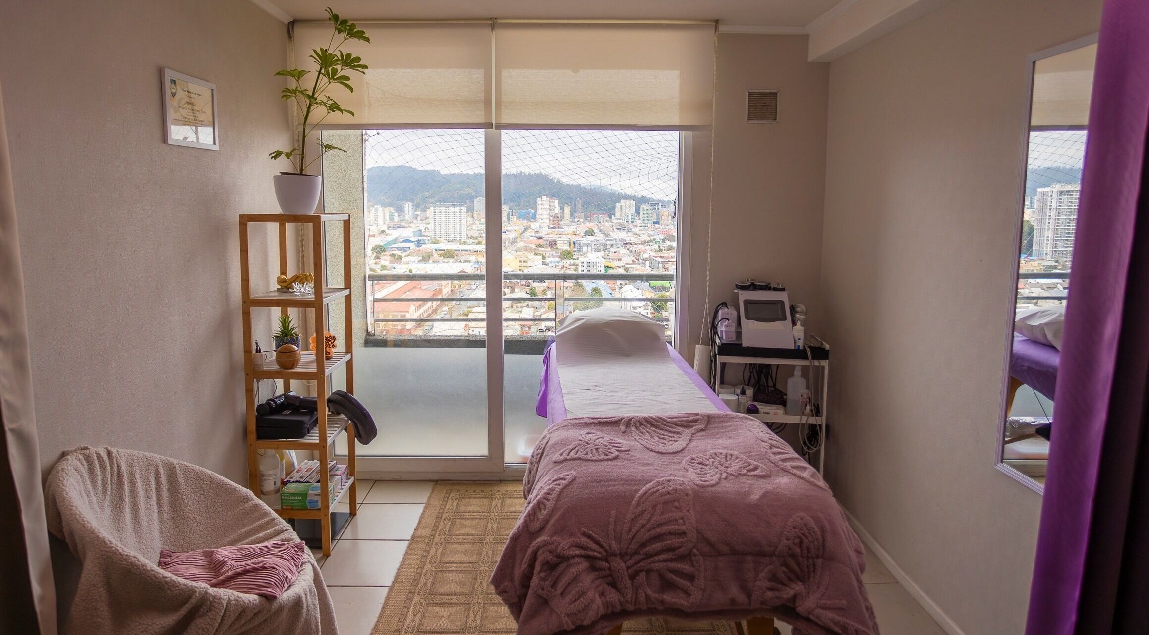 Sala de masajes en Sanando con Las Manos, Concepción, Bío Bío, CL con vistas panorámicas de la ciudad.