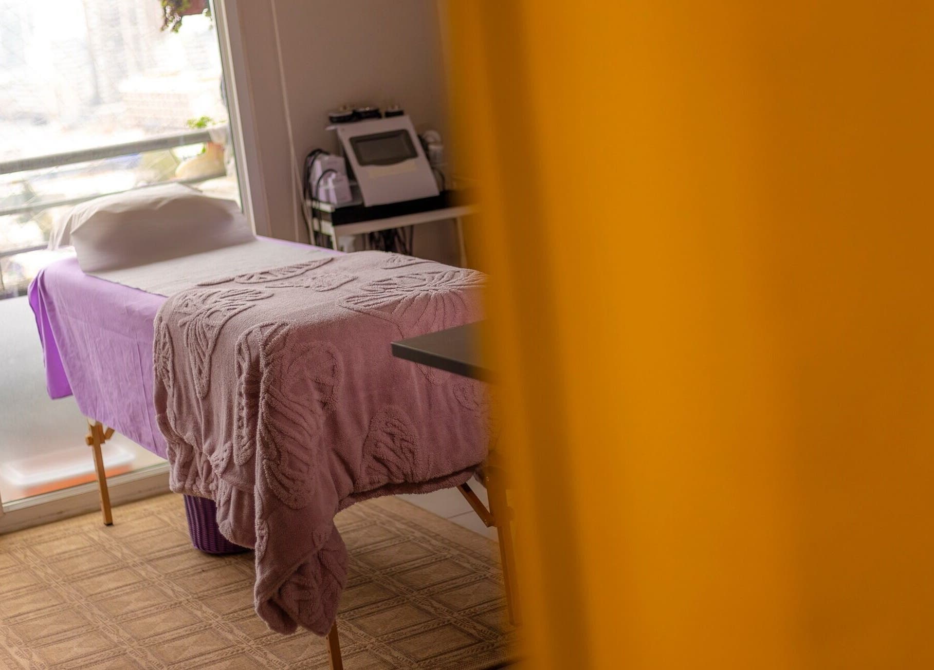 Sala de masajes iluminada en Sanando con Las Manos, Concepción, Bío Bío, CL para relajación total.