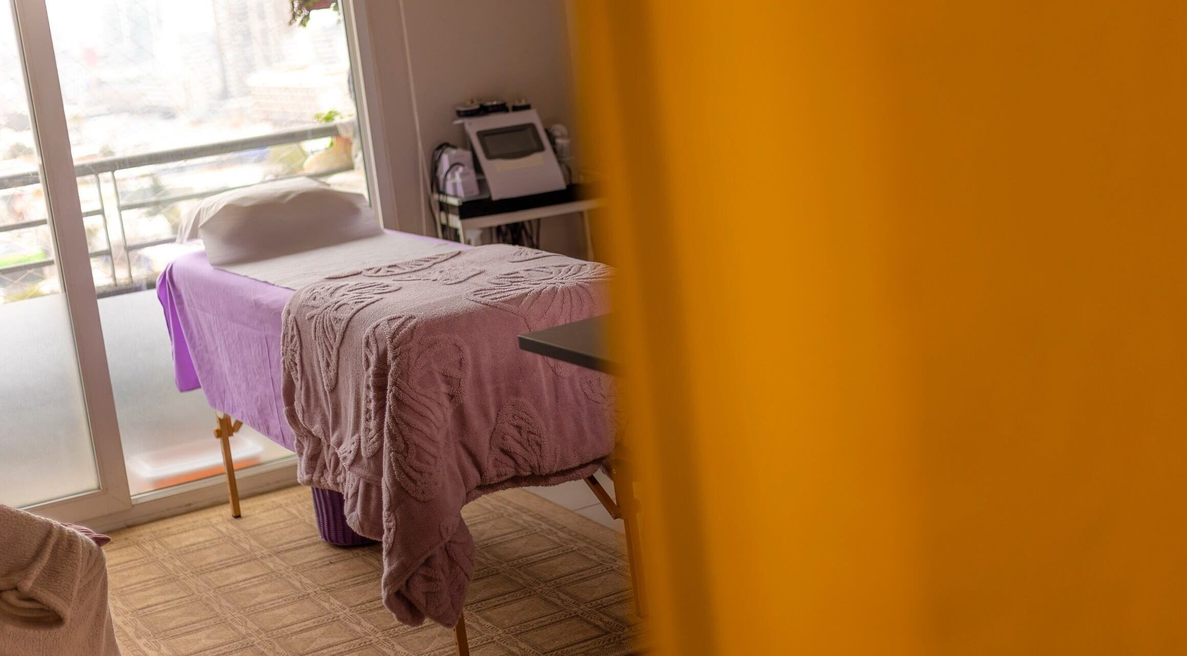 Sala de masajes iluminada en Sanando con Las Manos, Concepción, Bío Bío, CL para relajación total.