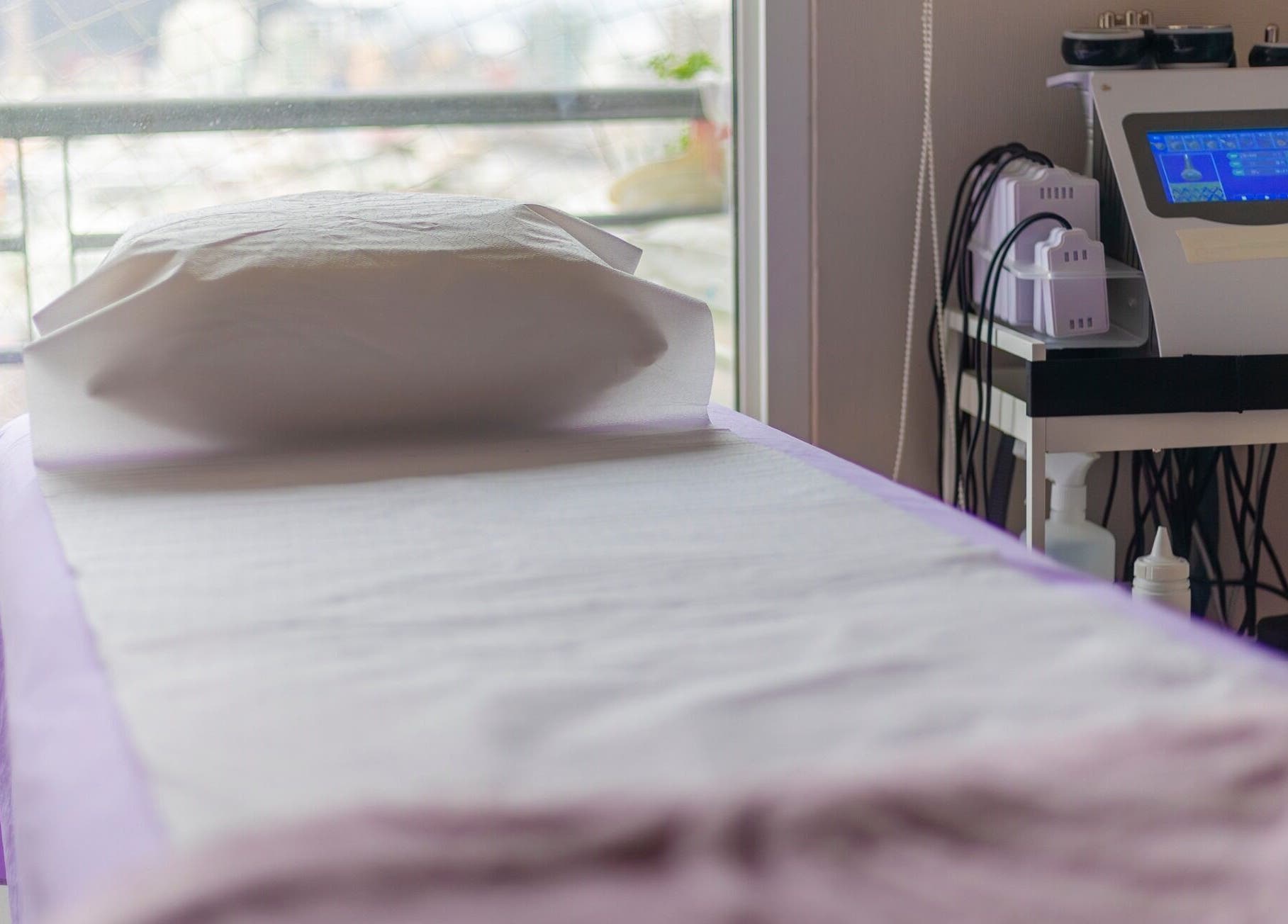 Camilla de masaje en Sanando con Las Manos, Concepción, Bío Bío, CL, vista cercana junto a equipo estético.