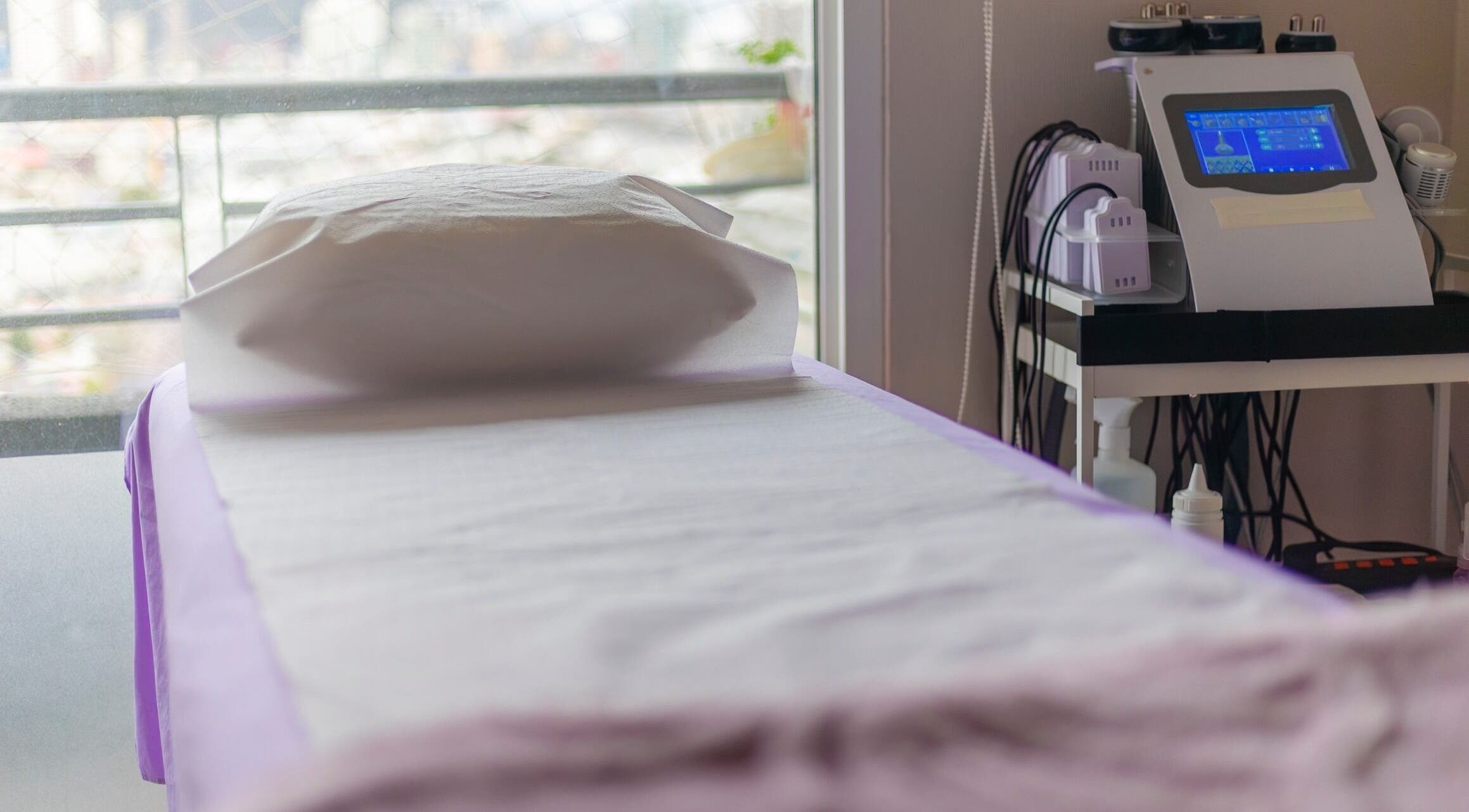 Camilla de masaje en Sanando con Las Manos, Concepción, Bío Bío, CL, vista cercana junto a equipo estético.