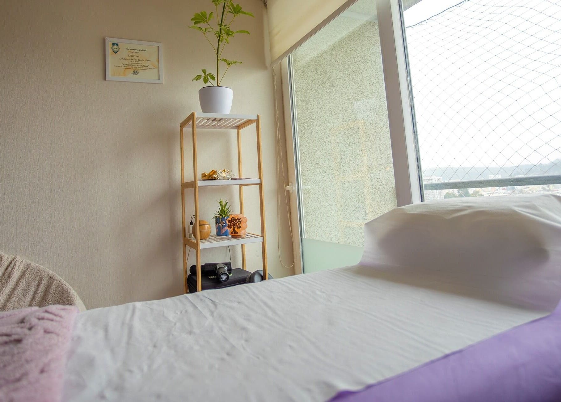 Habitación de terapia en Sanando con Las Manos, Concepción, Bío Bío, CL, con camilla y decoración serena.