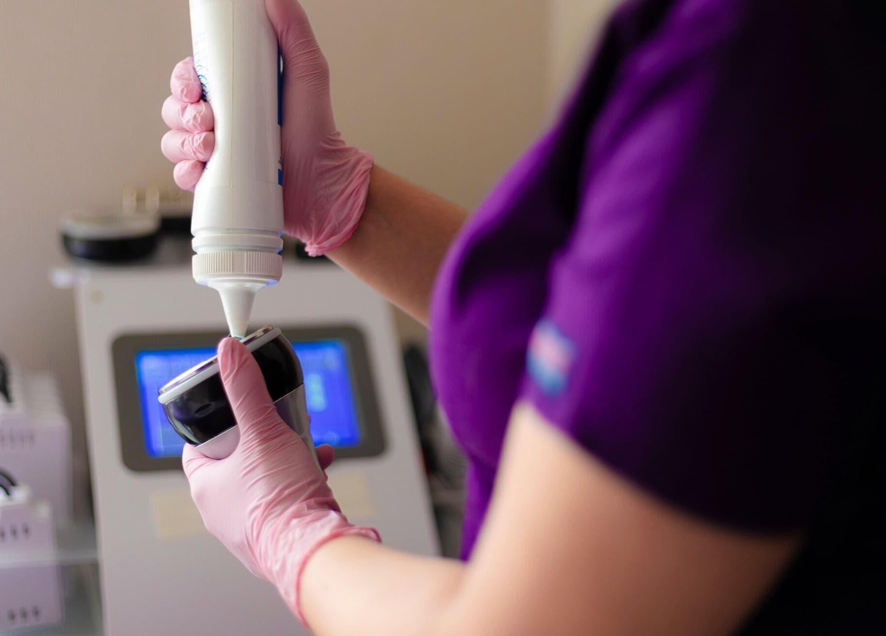 Tratamiento con equipo avanzado en Sanando con Las Manos, Concepción, Bío Bío, CL, demostrando técnica experta.