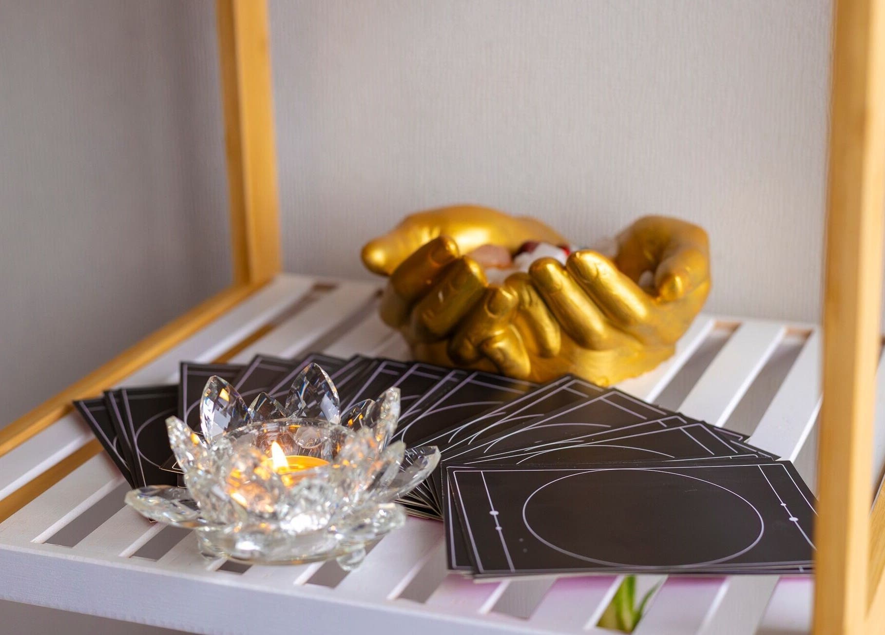 Velas y cartas en Sanando con Las Manos, Concepción, Bío Bío, CL. Ambiente sereno y relajante.