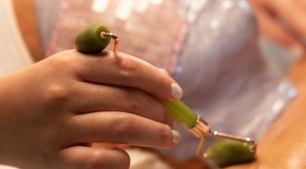 Tratamiento de belleza en Carmen Zurita Estética Integral y Bienestar, Bujalance, Andalucía, ES, con rodillo facial.