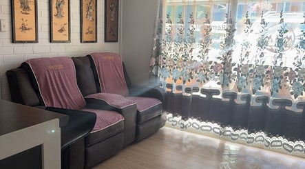 Meridian Healing Massage在Centenary Heights, Queensland, AU的舒适按摩椅与花窗。