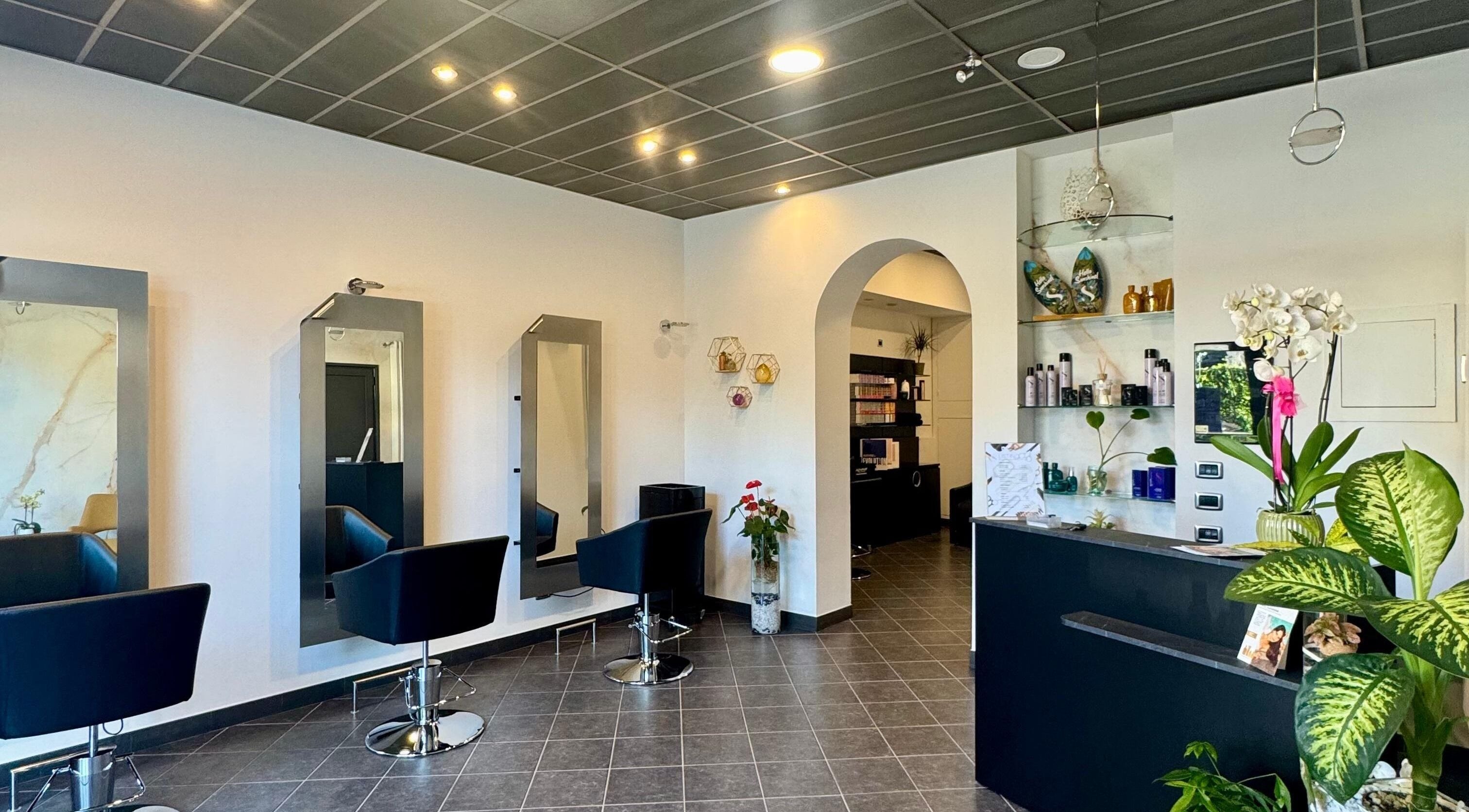 Interno elegante di Hairly Beauty Concept a Bergamo, Lombardia, IT con postazioni moderne.
