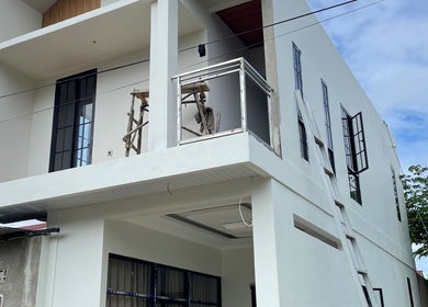 Bangunan baru Everylashes di Sulawesi Tenggara, ID, menampilkan fasad modern dengan jendela tinggi.