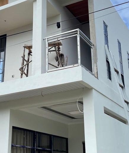 Bangunan baru Everylashes di Sulawesi Tenggara, ID, menampilkan fasad modern dengan jendela tinggi.