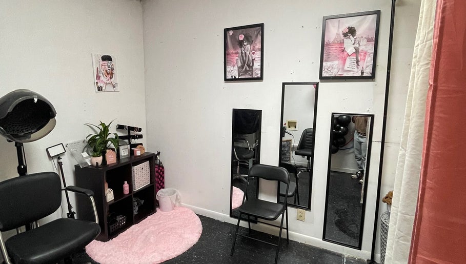 LoveLocced salon room featuring chairs, mirrors, and decor in Nashville, Tennessee, US.