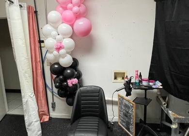 LoveLocced styling chair with colorful balloons in Nashville, Tennessee, US.