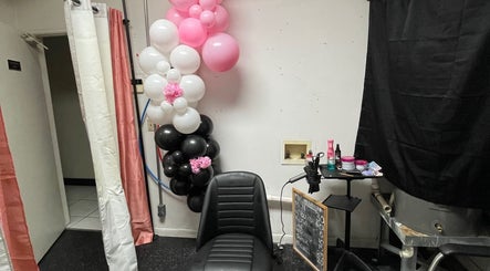LoveLocced styling chair with colorful balloons in Nashville, Tennessee, US.