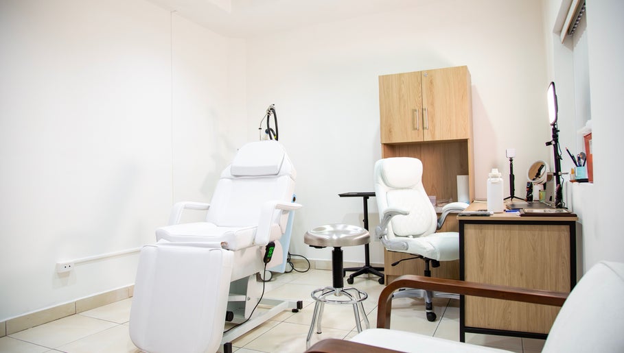 Sala de tratamientos de LUMÉRA en Managua, Managua, NI, con sillas blancas y decoración moderna.