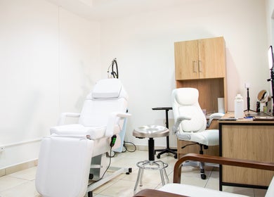 Sala de tratamientos de LUMÉRA en Managua, Managua, NI, con sillas blancas y decoración moderna.