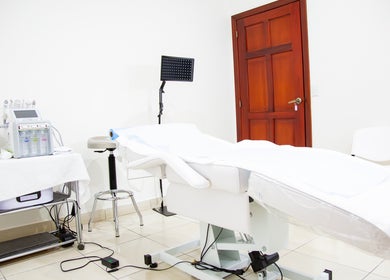 Sala de tratamiento en LUMÉRA, Managua, Managua, NI, equipada con camilla y equipo estético.