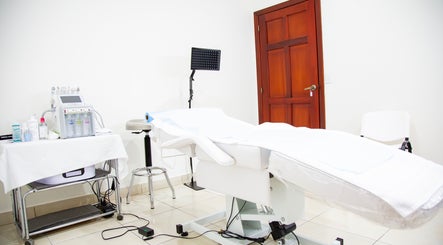 Sala de tratamiento en LUMÉRA, Managua, Managua, NI, equipada con camilla y equipo estético.