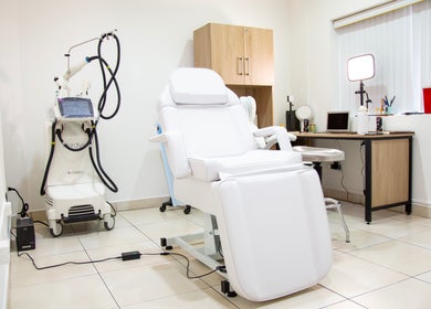 Sala de tratamiento en LUMÉRA, Managua, Managua, NI, equipada con moderna tecnología de bienestar.