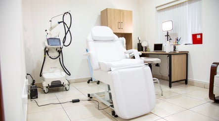 Sala de tratamiento en LUMÉRA, Managua, Managua, NI, equipada con moderna tecnología de bienestar.