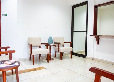 Sala de espera elegante con sillas cómodas en LUMÉRA, Managua, Managua, NI.
