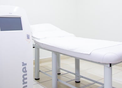 Sala de tratamiento en LUMÉRA, Managua, Managua, NI con camilla blanca moderna y equipo médico avanzado.