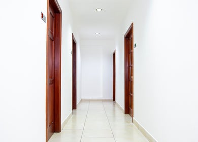 Pasillo luminoso en LUMÉRA, Managua, Managua, NI con puertas de madera oscura.