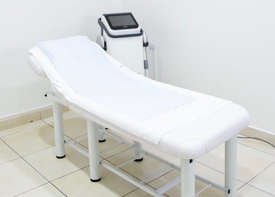 Camilla de tratamiento en LUMÉRA, Managua, Managua, NI. Espacio limpio y moderno para bienestar.