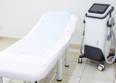 Sala de tratamiento moderna en LUMÉRA, Managua, Managua, NI, con camilla y equipo especializado.