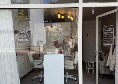 Entrance of Beauté d’Annam in La Teste-de-Buch, Nouvelle-Aquitaine, FR featuring chic decor and welcoming ambiance.