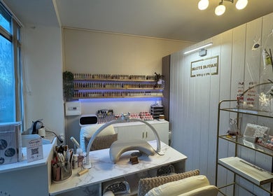 Beauté d’Annam nail salon in La Teste-de-Buch, Nouvelle-Aquitaine, featuring chic decor and organized nail products.
