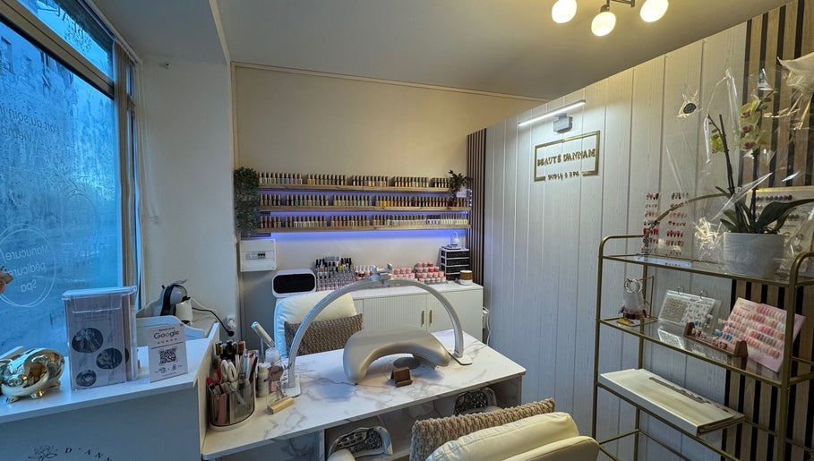 Cozy nail salon interior at Beauté d’Annam, La Teste-de-Buch, Nouvelle-Aquitaine, with elegant decor and products.