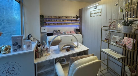 Beauté d’Annam nail studio in La Teste-de-Buch, Nouvelle-Aquitaine featuring elegant, well-organized workspace.