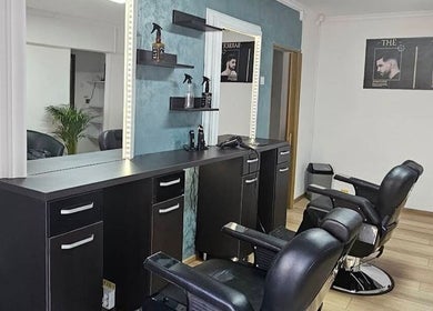 Interior modern al Style Studio din Buzău, Județul Buzău, RO cu scaune de coafură și oglinzi iluminate.