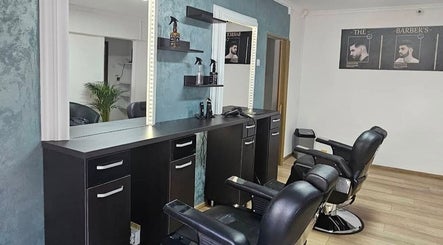 Interior modern al Style Studio din Buzău, Județul Buzău, RO cu scaune de coafură și oglinzi iluminate.